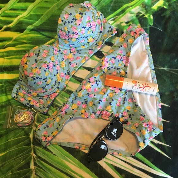 Xhilaration floral bikini top size M, NEVER WORN - Picture 1 of 2